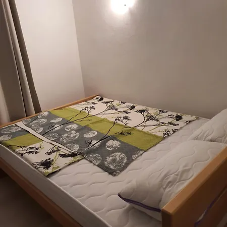 Varos Guest house *